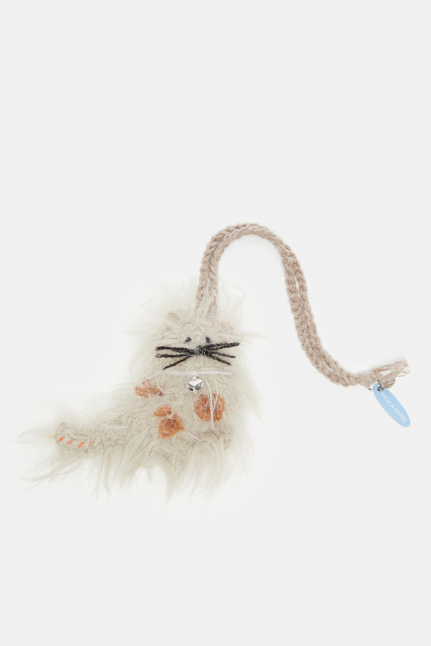 세련된 디자인의 미누 참(Minou Charm) 스웨이드 숄더백입니다. 부드러운 브라운 컬러와 반원 모양이 특징이며, 캐주얼한 스타일에 잘 어울립니다. 가을, 겨울 시즌에 따뜻함을 더해주는 스웨이드 소재로 제작되었으며, 앙증맞은 퍼와 태슬 장식이 포인트를 더합니다. 지퍼형 잠금 방식으로 소지품을 안전하게 보관할 수 있으며, 크로스백으로도 활용 가능합니다. 일상생활에서 스타일리시하게 연출하기 좋은 스몰 사이즈 가방입니다.
