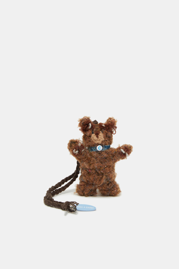 Nounou Charm(누누 참)은 여성용 미니 크로스백으로, 데이트룩, 모임룩 등 TPO에 적합하며 미니멀, 클래식, 캐주얼 스타일을 연출하기 좋습니다. 브라운 색상으로 어떤 옷차림에도 자연스럽게 어울립니다. 가방의 크기는 미니멀하며 일상생활에서 가볍게 들고 다니기 좋습니다. 심플한 디자인으로 다양한 스타일에 매치하기 용이하여 활용도가 높은 아이템입니다.
