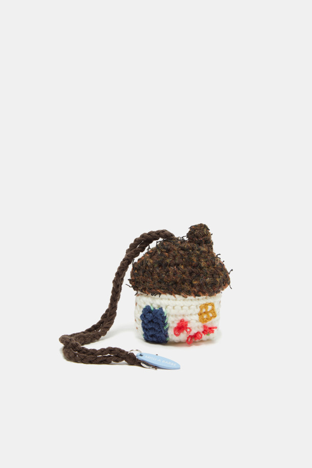 포근한 분위기를 더해줄 홈 니트 참입니다. 부드러운 울과 니트 소재로 제작되어 따뜻하고 포근한 촉감을 선사하며, 겨울철 인테리어 장식으로 활용하기 좋습니다. 화이트와 브라운 컬러, 자수 또는 프린트 무늬, 태슬 디테일로 캐주얼하고 아늑한 스타일을 연출합니다. 톡톡한 두께감과 수제작 특유의 따스함이 돋보이며, 집콕룩에 포인트를 더해줄 사랑스러운 인형입니다.
