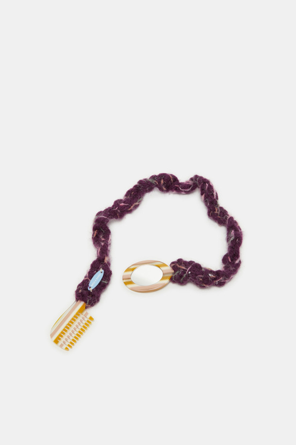 "Moi 콤 미러 참"은 휴대, 보관이 용이한 여성용 액세서리입니다. 플라스틱 소재로 제작되었으며, 퍼플과 베이지 두 가지 색상으로 제공됩니다. 미니멀하고 캐주얼한 스타일에 어울리며, 거울과 빗이 함께 디자인되어 실용성을 더했습니다. 일상생활에서 간편하게 휴대하며 빗질과 거울 사용이 가능합니다. 참 장식으로 포인트를 주어 더욱 돋보이는 디자인을 자랑합니다.
