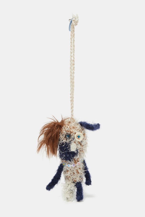 사랑스러운 디자인의 쿠쿠 참 (Coucou Charm)입니다. 니트 소재로 제작되어 부드러운 촉감을 선사하며, 블루와 베이지 두 가지 색상으로 만나볼 수 있습니다. 미니 사이즈로 제작되어 일상 속에서 간편하게 사용할 수 있으며, 귀여운 동물 모티브에 퍼 장식이 더해져 걸리시, 미니멀, 캐주얼 스타일을 완성합니다. 데이트룩, 모임룩에 포인트를 더해줄 장식용 키링/참으로 활용해보세요.
