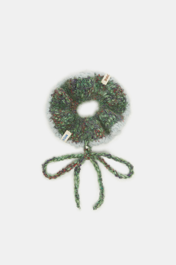 **Yard Scrunch (야드 스크런치)**는 여성스러운 매력을 더해줄 헤어 액세서리입니다. 부드러운 니트와 실 소재로 제작되어 봄, 여름, 가을 계절에 데일리하게 착용하기 좋습니다. 그린, 화이트, 그레이 세 가지 색상으로 출시되어 다양한 스타일에 매치하기 용이합니다. 리본과 태슬 장식이 더해져 걸리시, 캐주얼, 미니멀 스타일을 모두 소화할 수 있으며, 산책룩이나 봄 소풍룩에 포인트를 더해줍니다.
