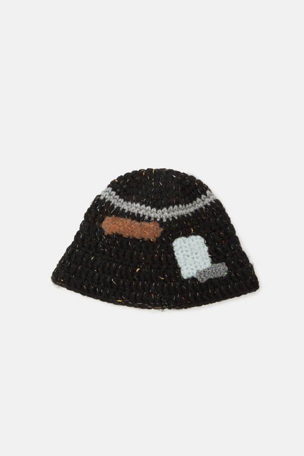 **코코 버킷 햇**은 여성용 버킷햇으로, 심플한 디자인과 부드러운 촉감이 특징입니다. 봄, 여름, 가을 계절에 착용하기 좋으며, 가볍고 얇은 나일론 소재로 제작되어 편안한 착용감을 선사합니다. 깊은 모자 깊이와 중간 챙 넓이로 스타일리시함을 더하며, 무지 블랙 컬러로 어떤 룩에도 쉽게 매치할 수 있습니다. 여행룩, 휴가룩, 캐주얼, 미니멀, 리조트 스타일을 연출하기에 적합한 아이템입니다.
