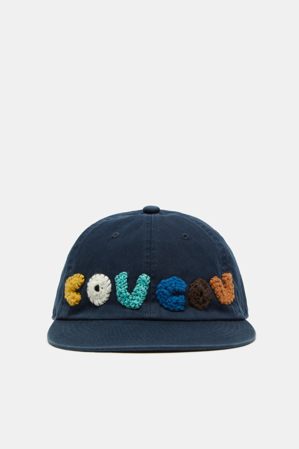 레터링 볼 캡은 캐주얼, 미니멀, 시티보이 스타일을 즐기는 분들을 위한 아이템입니다. 부드러운 면 소재로 제작되어 편안한 착용감을 선사하며, 봄, 여름, 가을 계절에 활용하기 좋습니다. 화이트와 네이비 두 가지 색상으로 출시되어 다양한 룩에 매치하기 용이합니다. 레터링과 배색 디테일이 돋보이며, 모자 깊이는 일반, 챙 넓이도 일반적인 스타일입니다. 산책룩, 여행룩 등 일상에서 폭넓게 활용할 수 있으며, 뒷부분은 조절 가능하여 편리하게 착용할 수 있습니다.
