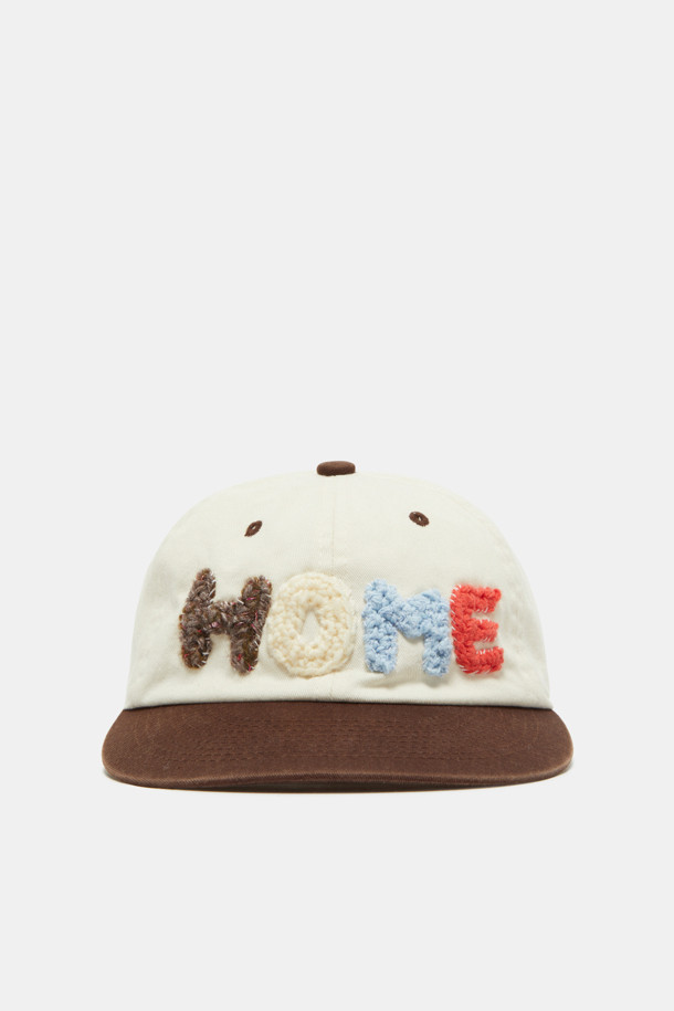 레터링 볼 캡은 캐주얼, 미니멀, 시티보이 스타일을 즐기는 분들을 위한 아이템입니다. 부드러운 면 소재로 제작되어 봄, 여름, 가을에 편안하게 착용할 수 있으며, 일상복에 잘 어울립니다. 화이트와 네이비 두 가지 색상으로 제공되며, 레터링 디자인이 돋보입니다. 일반 깊이와 챙 넓이로 누구나 부담 없이 착용 가능하며, 뒤쪽 스트랩으로 사이즈 조절이 용이합니다. 산책룩, 여행룩 등 다양한 TPO에 활용하여 스타일리시함을 더해보세요.
