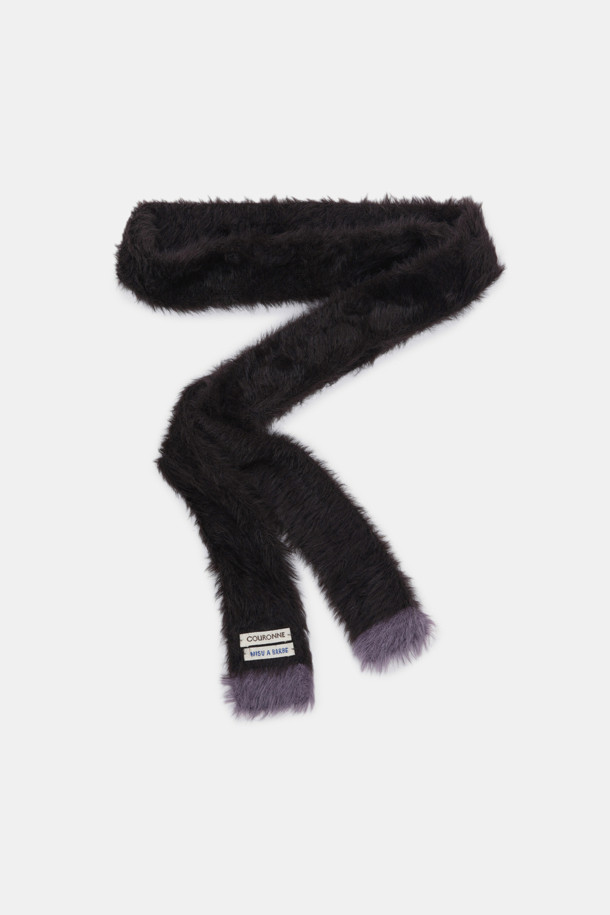 슬림 니트 머플러는 가을과 겨울, 쌀쌀한 날씨에 따뜻함과 스타일을 더해주는 머플러입니다. 부드러운 니트 소재로 제작되어 편안한 촉감을 제공하며, 베이직하고 캐주얼한 스타일로 출근룩에 매치하기 좋습니다. 블랙, 레드, 그레이 세 가지 색상으로 출시되어 어떤 옷에도 잘 어울립니다. 슬림핏 디자인으로 답답함 없이 세련된 룩을 연출할 수 있습니다. 보온 기능은 물론, 무지 패턴으로 미니멀하고 클래식한 분위기를 더합니다.
