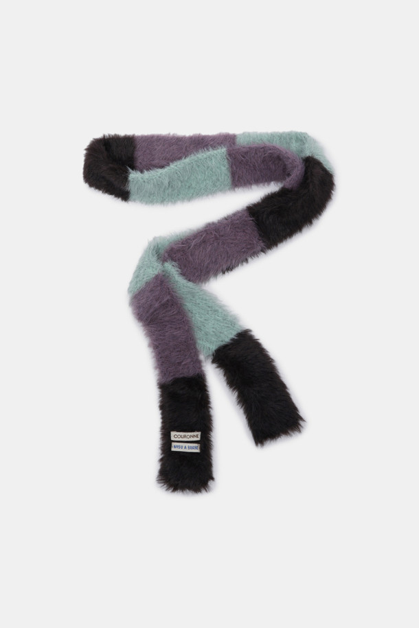 부드러운 니트 소재와 풍성한 퍼 장식이 돋보이는 슬림 니트 머플러입니다. 겨울철 보온성을 높여주는 두꺼운 두께감으로, 차갑고 쌀쌀한 날씨에도 따뜻하게 착용할 수 있습니다. 무지 디자인과 블랙 컬러는 어떤 스타일에도 잘 어울려 클래식하고 미니멀한 룩을 연출합니다. 깊은 모자 깊이로 얼굴을 포근하게 감싸주며, 부드러운 촉감이 편안한 착용감을 선사합니다. 여성스러운 분위기를 더해주는 겨울 필수 아이템입니다.
