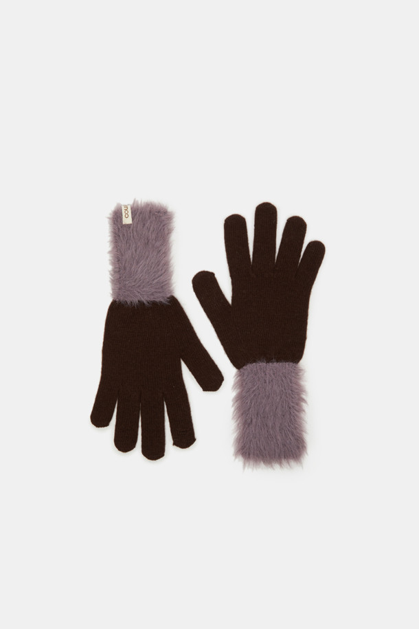 Mood Block 니트 장갑은 겨울철 따뜻함과 스타일을 모두 잡을 수 있는 블랙 컬러의 장갑입니다. 부드러운 니트 소재로 제작되어 뛰어난 착용감을 선사하며, 보온성을 극대화합니다. 손목 부분의 리브(Rib) 디테일과 은은한 퍼(Fur) 장식이 클래식하면서도 세련된 분위기를 연출합니다. 출근룩을 포함한 다양한 일상 스타일에 미니멀하고 캐주얼하게 매치하여 포근한 겨울 스타일링을 완성해보세요. 베이직한 디자인으로 유행을 타지 않아 오랫동안 활용할 수 있습니다.
