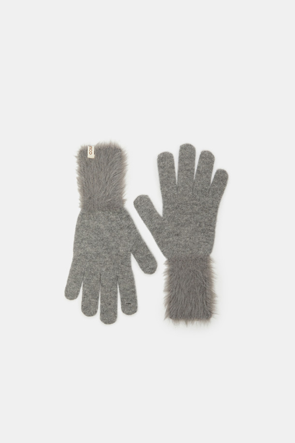 Mood Block 니트 글러브는 겨울과 가을, 쌀쌀한 날씨에 따뜻함과 스타일을 모두 잡을 수 있는 장갑입니다. 부드러운 촉감의 울과 니트 소재로 제작되어 편안한 착용감을 선사하며, 두꺼운 두께감으로 뛰어난 보온성을 제공합니다. 무지 디자인에 퍼 디테일 장식으로 포인트를 더해 베이직하면서도 클래식, 미니멀, 캐주얼 등 다양한 스타일을 연출할 수 있습니다. 출근룩에 매치하여 세련된 분위기를 더해보세요. 그레이 컬러로 어떤 옷에도 잘 어울려 데일리 아이템으로 활용하기 좋습니다.
