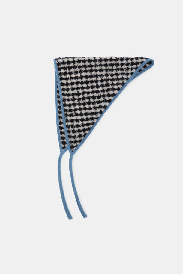 미스틱 니트 스카프는 가을과 겨울, 출근룩에 어울리는 보온성을 갖춘 스카프입니다. 부드러운 촉감의 니트 소재로 제작되었으며, 클래식하고 미니멀한 스타일을 연출합니다. 두꺼운 두께감으로 따뜻함을 더하며, 하운드 패턴과 투톤 배색이 특징입니다. 블랙, 화이트, 스카이블루 세 가지 색상으로 출시되어 다양한 코디에 활용하기 좋습니다. 남녀 공용으로 착용 가능하며, 일상에서 폭넓게 활용할 수 있습니다.
