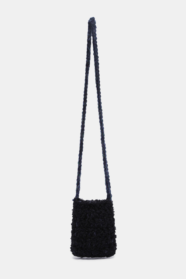 Haru Cross 16 Knit (하루 크로스 16 니트)는 캐주얼하고 미니멀한 스타일의 여성용 크로스백입니다. 네이비 컬러의 무지 디자인에 니트 소재와 니트 패턴, 귀여운 장식 인형으로 포인트를 더했습니다. 16cm의 미니 사이즈로 일상에서 가볍게 들기 좋으며, 지퍼형 잠금 방식으로 소지품을 안전하게 보관할 수 있습니다. 크로스 스트랩이 있어 편리하게 멜 수 있으며, 니트 특유의 부드러운 텍스처가 특징입니다.
