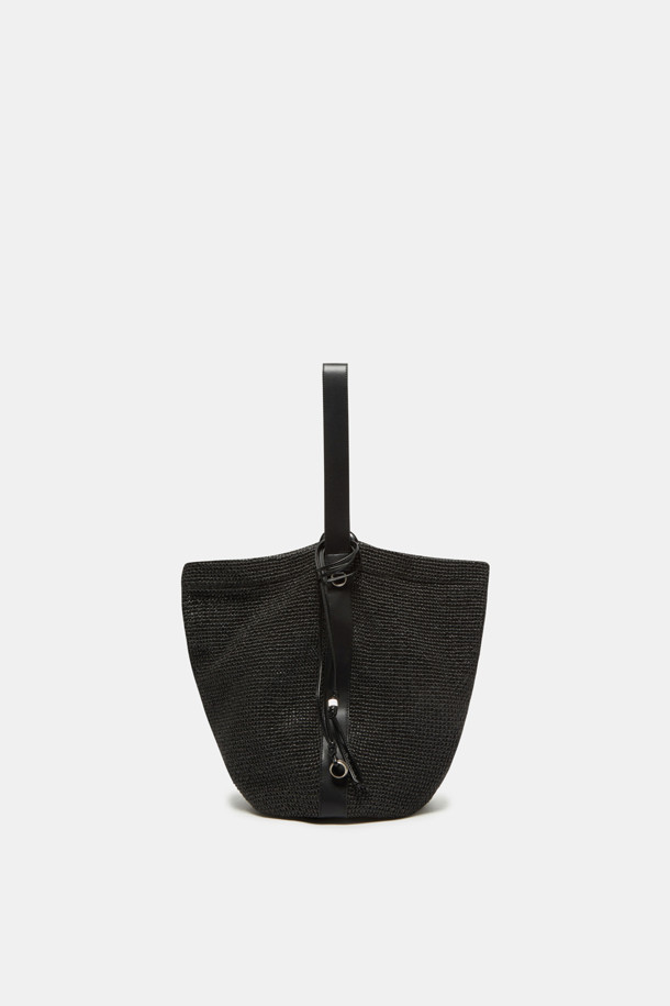 Haru Shoulder 24 Raffia (하루 숄더 24 라피아)는 여성 고객을 위한 미디엄 사이즈 숄더백입니다. 라피아와 합성가죽 소재로 제작되었으며, 실버 하드웨어 디테일이 돋보입니다. 무지 패턴에 사각 모양으로, 자연스러운 실루엣과 부드러운 촉감을 선사합니다. 아이패드 13인치 수납이 가능하며, 내부 포켓 1개, 분리형 참 장식, 슬림 스트랩, 2way 착용이 가능한 실용적인 디자인입니다. 여행, 휴가, 리조트룩에 어울리는 미니멀, 리조트, 클래식 스타일의 가방으로, 오염 방지 기능과 깔끔한 외관을 자랑합니다.
