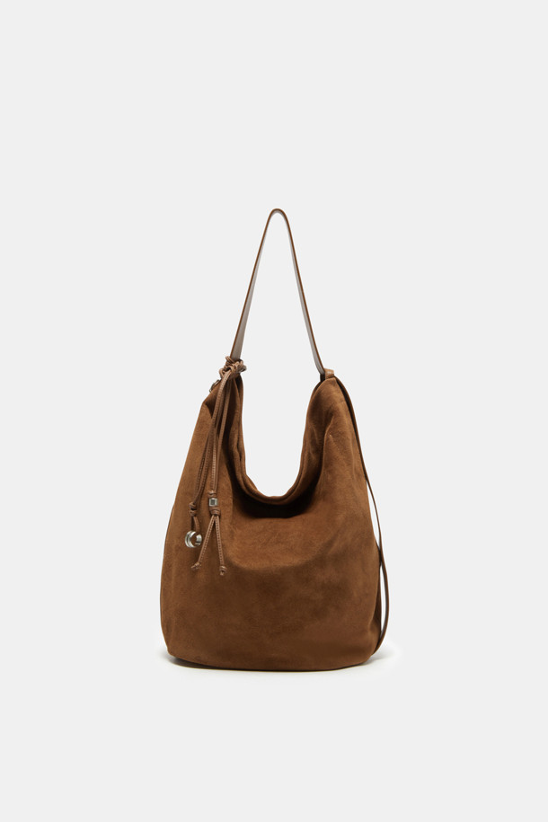 "Haru Shoulder 24 Suede(하루 숄더 24 스웨이드)"는 스웨이드와 가죽 소재의 조화가 돋보이는 미디엄 사이즈 숄더백입니다. 블랙과 브라운 두 가지 색상으로 출시되었으며, 은색 하드웨어 참 장식이 시크함을 더합니다. 탈부착 및 길이 조절 가능한 스트랩으로 2way 착용이 가능하며, 반원 형태의 디자인과 자연스러운 드레이핑 실루엣이 특징입니다. 

13인치 아이패드 수납이 가능하며, 내부에 포켓이 있어 실용성을 높였습니다. 깔끔한 외관과 마그네틱형 잠금 방식으로 데이트룩, 쇼핑룩 등 일상 용도로 폭넓게 활용할 수 있으며, 클래식, 미니멀, 시크 스타일을 연출하기에 좋습니다. 아이폰/아이패드/맥북 프로 수납이 가능하고, 사용할수록 자연스러운 에이징 효과를 느낄 수 있습니다.
