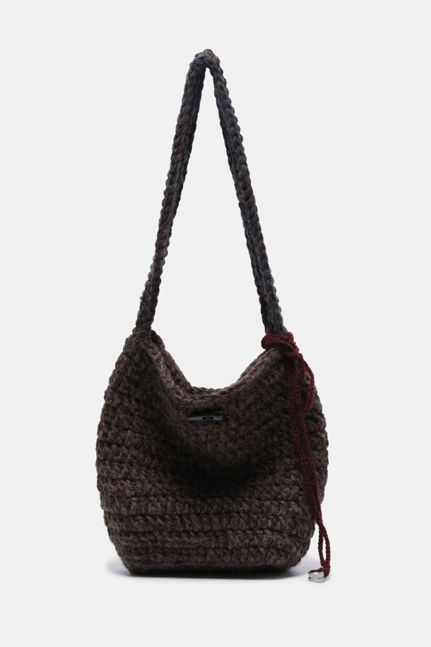 Haru Shoulder 38 Knit (하루 숄더 38 니트)는 캐주얼하고 미니멀한 스타일을 추구하는 여성 고객을 위한 숄더백입니다. 부드러운 니트 소재로 제작되어 포근한 느낌을 주며, 무지 디자인으로 어떤 스타일에도 잘 어울립니다. 가방 사이즈는 미디엄이며, 사각 형태의 숄더백에 숄더 스트랩이 있어 편안하게 착용할 수 있습니다. 일상생활에서 활용하기 좋은 실용적인 가방으로, 다양한 코디에 매치하여 스타일리시함을 더해보세요. 38 사이즈로 제작되었습니다.
