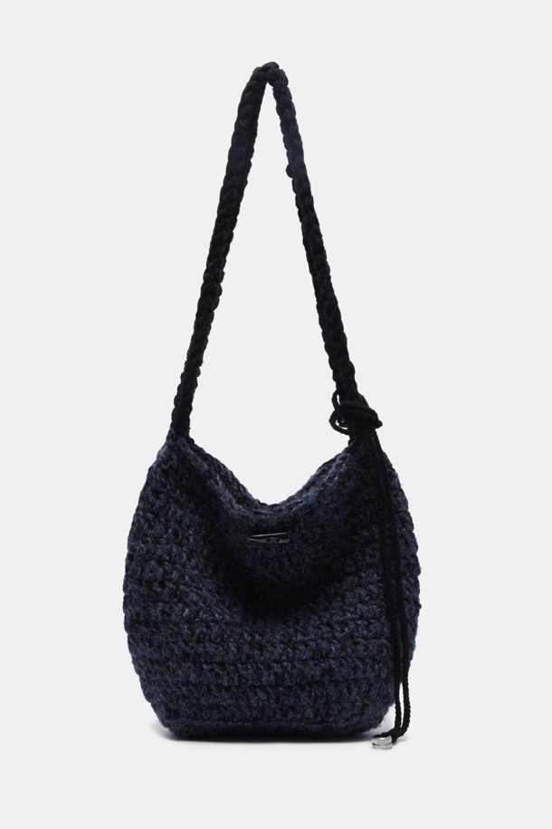 Haru Shoulder 38 Knit (하루 숄더 38 니트)는 캐주얼, 미니멀, 클래식 스타일을 즐겨 입는 여성 고객을 위한 숄더백입니다. 니트 소재로 제작되어 봄, 가을에 산책룩이나 데이트룩에 매치하기 좋습니다. 가방 모양은 반원 형태이며, 네이비 색상과 지퍼형 잠금 방식으로 디자인되었습니다. 미디엄 사이즈로 일상에서 활용하기 좋으며, 다양한 스타일 연출에 용이합니다. 사이즈는 38입니다.
