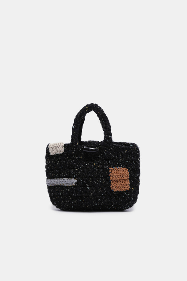 Coco (코코) 토트 32 니트, 당신의 세련된 스타일을 완성할 여성용 토트백입니다. 부드러운 니트 소재와 사각 형태, 퀄팅 디자인이 만나 클래식하면서도 시크한 분위기를 연출합니다. 블랙 색상에 Coco 로고 패턴으로 포인트를 주어 미디엄 사이즈의 넉넉한 수납공간과 숄더 스트랩으로 실용성을 더했습니다. 오피스룩, 모임룩, 데이트룩 등 어떤 TPO에도 잘 어울리며, 미니멀한 스타일을 추구하는 여성에게 적합한 아이템입니다. 지퍼형 잠금 방식으로 소지품을 안전하게 보관할 수 있습니다.
