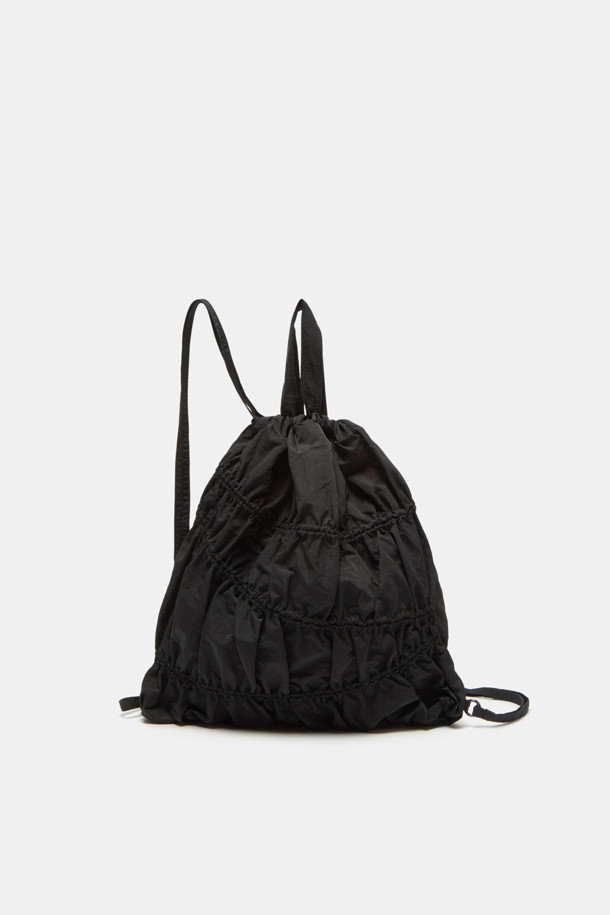 에버 셔링 백팩 36은 여성용 미디엄 사이즈 백팩입니다. 세련된 셔링 디자인과 무지 패턴의 블랙 컬러가 미니멀, 캐주얼, 시크 스타일을 연출합니다. 13인치 태블릿/아이패드 수납이 가능하며, 내부 오픈 포켓 1개와 지퍼 포켓 1개로 실용성을 더했습니다. 조절 가능한 스트랩과 사각 디자인으로 편안하게 착용 가능하며, 출근룩과 여행룩에 모두 잘 어울립니다. 나일론 소재로 제작되어 내구성이 뛰어나며, 지퍼형 잠금 방식으로 소지품을 안전하게 보관할 수 있습니다.
