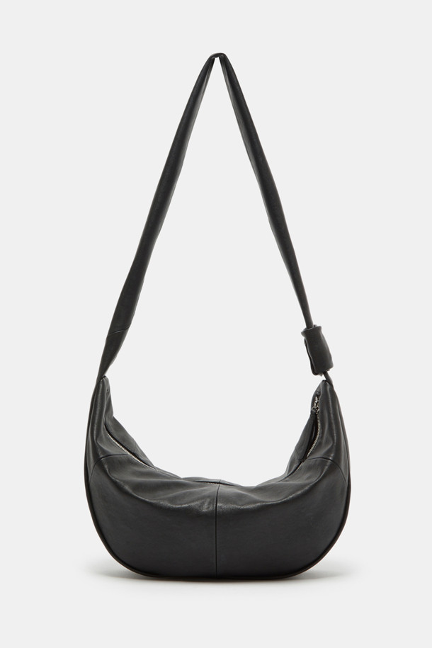 "Faugeres 보우 크로스 47"은 여성스러운 분위기를 연출하는 블랙 컬러의 미디엄 사이즈 크로스백입니다. 부드러운 합성가죽 소재에 사각형 쉐입, 리본 장식이 더해져 걸리시, 클래식, 미니멀 스타일을 완벽하게 소화합니다. 데이트룩, 모임룩, 소개팅룩 등 다양한 TPO에 활용 가능하며, 숄더 스트랩과 지퍼형 잠금 방식으로 실용성을 높였습니다. "Faugeres"만의 섬세한 디자인과 47 사이즈로, 당신의 스타일 지수를 한층 끌어올려 보세요.
