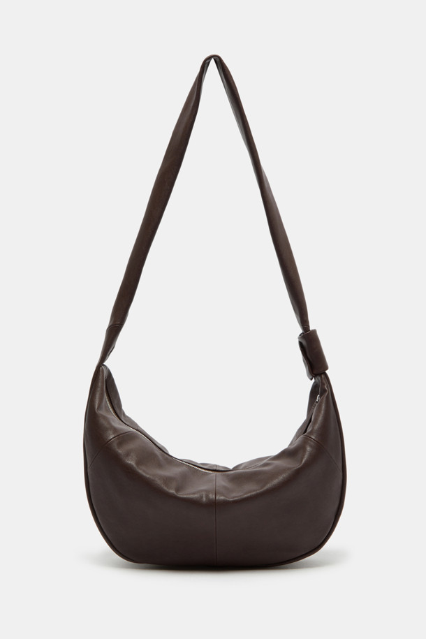 Faugeres 보우 크로스 47은 여성스러운 스타일을 강조하는 블랙 컬러의 미디엄 사이즈 크로스백입니다. 부드러운 합성가죽 소재에 반원 형태의 세련된 디자인이 돋보이며, 리본 장식이 포인트로 더해져 걸리시한 분위기를 자아냅니다. 숄더 스트랩으로 편안하게 착용 가능하며, 지퍼형 잠금 방식으로 소지품을 안전하게 보관할 수 있습니다. 데일리 캐주얼룩에 완벽하게 어울려 일상에서 활용하기 좋은 아이템입니다.
