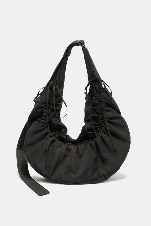 Ever Shirring Shoulder 56 (에버 셔링 숄더 56)은 부드러운 주름 텍스처가 돋보이는 여성 숄더백입니다. 나일론 소재의 미디엄 사이즈 사각 숄더백으로, 블랙 실버 컬러와 셔링 디자인이 특징입니다. 2way 방식으로 숄더 또는 크로스 형태로 착용 가능하며, 내부 포켓과 13인치 아이패드 수납이 가능하여 실용성을 높였습니다. 조절 가능한 스트랩과 블랙 실버 하드웨어 디테일이 돋보이며, 캐주얼, 미니멀, 시크 스타일을 연출하기 좋습니다. 동네 마실룩이나 쇼핑룩에 매치하여 데일리하게 활용할 수 있습니다.
