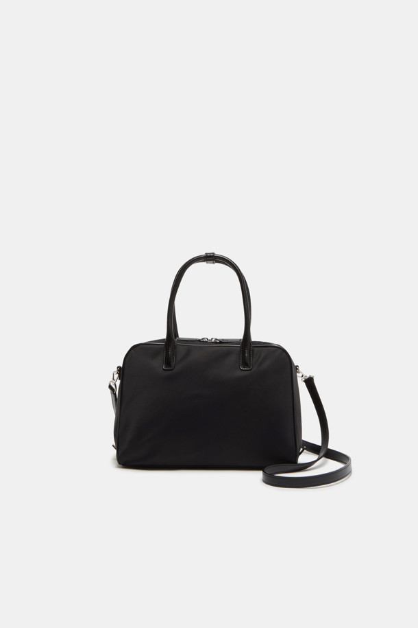 Due Tote 29 Nylon은 여성용 미디엄 사이즈 토트백으로, 13인치 기기 수납이 가능합니다. 나일론, 합성가죽, 폴리우레탄 소재에 블랙 및 브라운 컬러로 출시되었으며, 2-way 지퍼, 실버 하드웨어, 탈부착 스트랩, 3-way 착용이 가능한 실용적인 디자인이 특징입니다. 사각 형태에 지퍼형 잠금 방식을 갖추고 있으며, 내부 오픈포켓 2개, 내부 지퍼포켓 1개, 외부 백포켓 1개로 넉넉한 수납 공간을 제공합니다.
