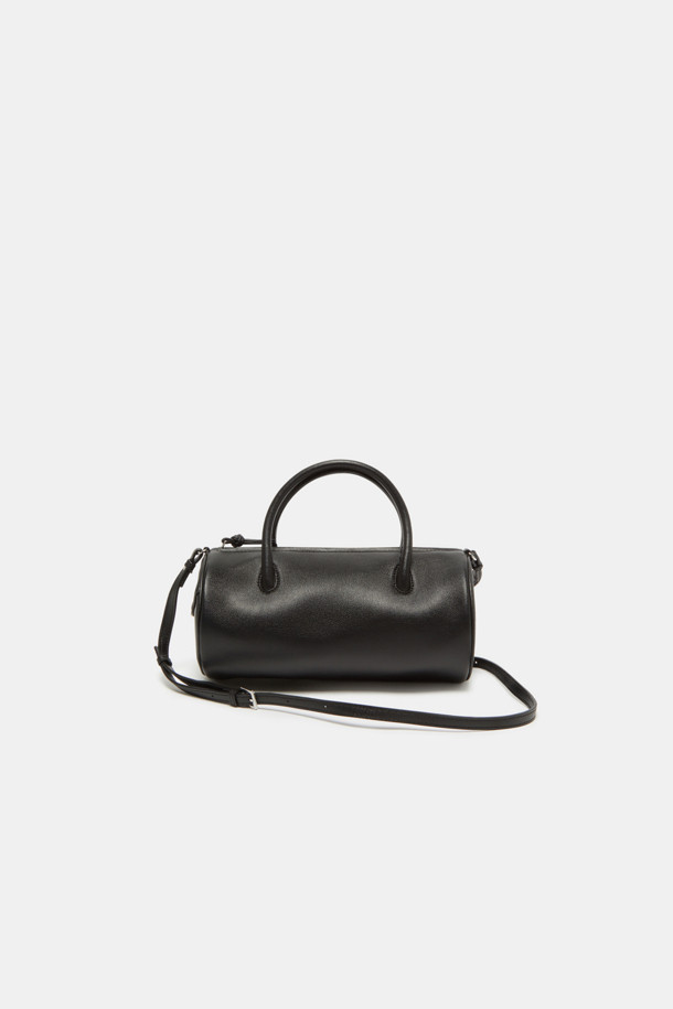 빌로 토트 26은 부드러운 촉감의 합성가죽 소재로 제작되어 편안한 착용감을 선사합니다. 엠보싱 패턴과 실버 하드웨어 장식이 어우러져 캐주얼하면서도 엘레강스한 스타일을 연출합니다. 가볍고 실용적인 디자인으로 3way 멀티 코디네이션이 가능하며, 탈부착 가능한 숄더 스트랩과 내부 포켓, 외부 플랩 포켓을 갖춰 수납력을 높였습니다. 일상생활뿐만 아니라 쇼핑이나 카페 방문 시에도 잘 어울리는 아이템입니다. 여름철에도 시원하게 착용할 수 있으며, 관리가 용이하여 실용적입니다.
