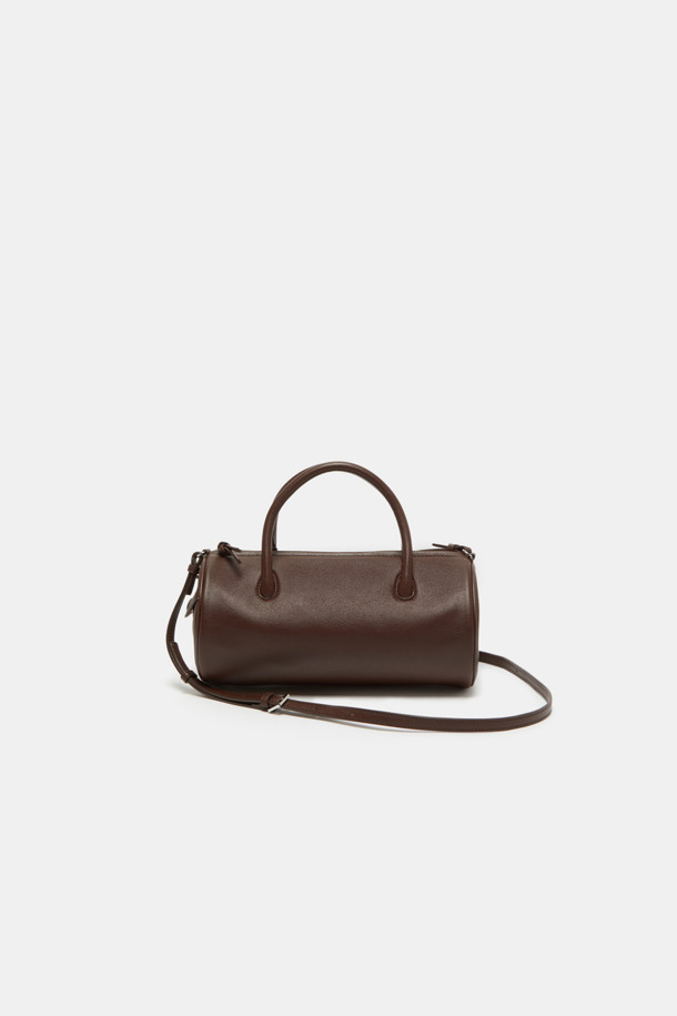 Bilo(빌로) 토트 26은 여성용 미디엄 사이즈 토트백입니다. 부드러운 촉감의 합성가죽 소재에 엠보싱 패턴으로 세련된 느낌을 더했습니다. 숄더 스트랩 탈부착이 가능하며, 3way 착용이 가능하여 활용도가 높습니다. 내부 우측 포켓 1개와 외부 플랩 포켓 1개로 수납력을 높였고, 생활방수 기능과 오염 방지 기능으로 실용성을 더했습니다. 데이트룩, 쇼핑룩 등 다양한 TPO에 미니멀, 클래식, 캐주얼 스타일로 매치하기 좋습니다.
