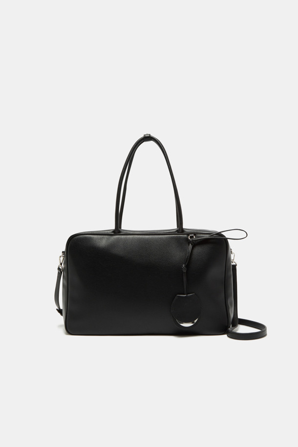 듀 토트 39는 여성용 미디엄 사이즈 토트백으로, 오피스룩, 출근룩, 모임룩에 잘 어울리는 가방입니다. 블랙 색상의 무지 패턴에 합성가죽 소재를 사용하여 클래식, 미니멀, 시크한 스타일을 연출합니다. 사각형 디자인에 지퍼형 잠금 방식을 갖췄으며, 방수 및 생활 방수 기능을 제공하여 실용성을 더했습니다. 3-way 컨버터블 디자인으로 탈부착 가능한 스트랩을 활용할 수 있으며, 내부 지퍼 포켓과 13인치 아이패드 수납이 가능합니다. 실버 하드웨어와 탈부착 가능한 미러 참 세트로 포인트를 더했습니다.
