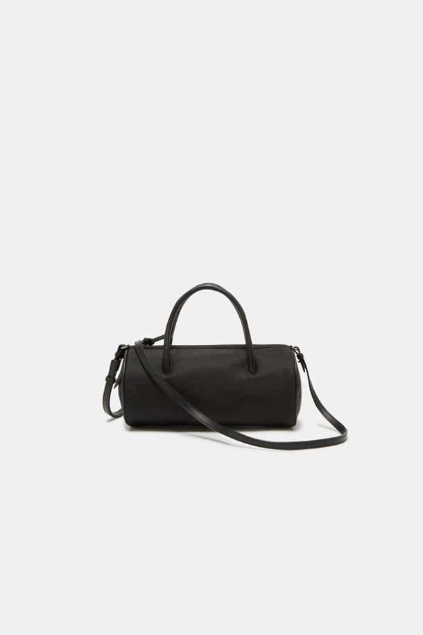 빌로 토트 26 나일론 토트백은 여성용 가방으로, 가볍고 실용적인 디자인이 특징입니다. 무지 패턴의 원통형 디자인에 실버 하드웨어 장식이 더해져 미니멀, 캐주얼, 클래식 스타일을 연출합니다. 3-way 착용이 가능하며, 내부 오픈 포켓 1개와 외부 플랫 포켓 1개가 있어 수납력을 높였습니다. 숄더 스트랩 탈부착으로 다양한 스타일을 연출할 수 있으며, 일상 및 동네 마실룩, 쇼핑룩에 적합합니다. 컴팩트한 사이즈로 가볍게 들고 다니기 좋습니다.
