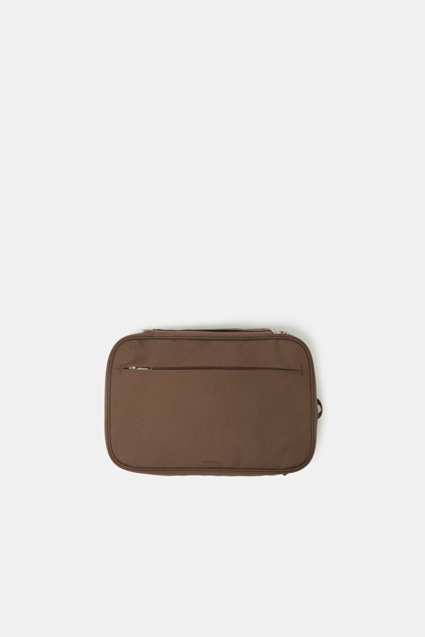 여성용 베이지/레드 컬러 Bagel Packing Pouch 30은 그리드 패턴의 사각 파우치백입니다. 나일론과 메쉬 소재를 사용하여 통기성이 우수하며, 압축 지퍼로 공간 확장이 가능하고 내/외부 포켓이 있어 여행이나 일상에서 유용하게 사용할 수 있습니다. 스몰 사이즈에 손잡이가 있으며 지퍼형 잠금 방식으로 안전한 수납을 제공합니다.
