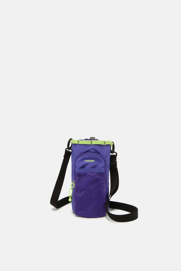 여성용 Bagel Bottle Pouch 9은 퍼플, 레드, 브라운 색상의 미디엄 사이즈 보틀 파우치입니다. 나일론 소재로 제작되었으며, 보온/보냉 기능과 수납력을 갖추고 여행, 아웃도어, 일상생활에서 유용하게 사용할 수 있습니다. 조절 가능한 스트랩, 외부 포켓 1개, 내부 포켓 1개, 단열 내부 라이닝, 블랙 하드웨어가 특징이며, 원통형 디자인에 메쉬 장식이 더해졌습니다.
