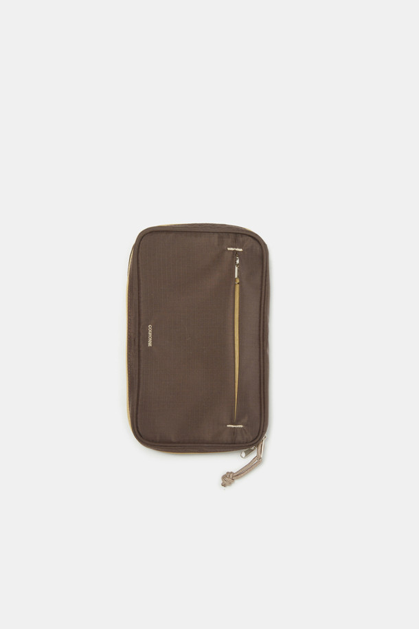 그리드 패턴의 사각 모양 나일론 소재 Bagel Beauty Pouch 20은 여성용 스몰 사이즈 파우치입니다. 지퍼형 잠금 방식과 외부 포켓 1개, 내부 포켓 2개, 2개의 메인 수납공간, 귀걸이/반지/메이크업 브러쉬 보관 공간이 있어 화장품 도구나 액세서리, 주얼리 등을 깔끔하게 수납할 수 있습니다. Ground Coffee, Beige, Vivid Blue, Yellow 컬러로 여행이나 일상에서 유용하게 사용할 수 있습니다.
