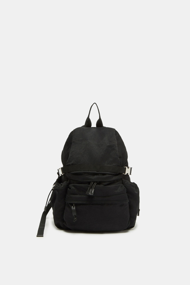 Bagel Backpack 28 (베이글 백팩 28)은 미니멀하고 세련된 디자인의 백팩입니다. 블랙 컬러의 무지 디자인에 가죽 패치 장식으로 포인트를 주어 클래식하면서도 캐주얼한 스타일을 연출합니다. 28 사이즈의 미디엄 백팩으로, 나일론, 가죽, 메쉬 소재를 사용하여 내구성과 통기성을 높였습니다. 넉넉한 수납공간과 조절 가능한 스트랩, 다양한 포켓(외부 4개, 내부 지퍼 포켓 1개, 오픈 포켓 1개, 메쉬 포켓)은 여행룩, 출근룩 등 다양한 TPO에 맞춰 실용적으로 사용할 수 있습니다. 중앙 지퍼 디자인과 실버/블랙 하드웨어의 조화가 돋보이는 백팩입니다.
