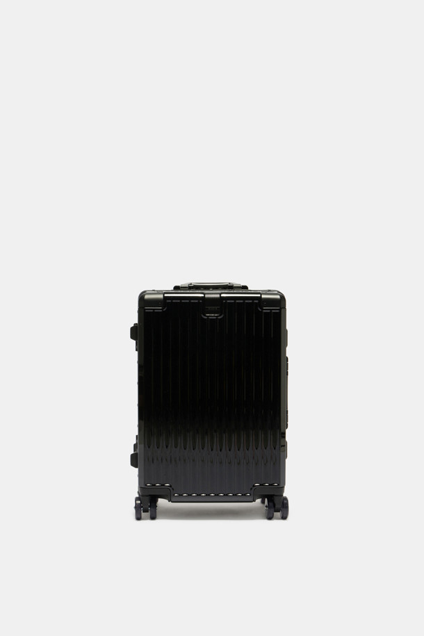Bagel Luggage 20은 튼튼한 폴리카보네이트와 알루미늄 소재로 제작된 블랙 색상의 미디엄 사이즈 여행용 캐리어입니다. 내구성을 높이는 알루미늄 프레임과 코너 가드, 충격 방지 기능, TSA 잠금장치, 도난 방지 기능, 부드러운 우레탄 바퀴, 그리고 내용물 분리를 돕는 수납공간 구성으로 안전하고 편리한 여행을 지원합니다. 사각 디자인과 다이얼 잠금 방식을 갖춘 이 캐리어는 경량, 내열성을 더하여 여행의 동반자로서 훌륭한 선택이 될 것입니다.
