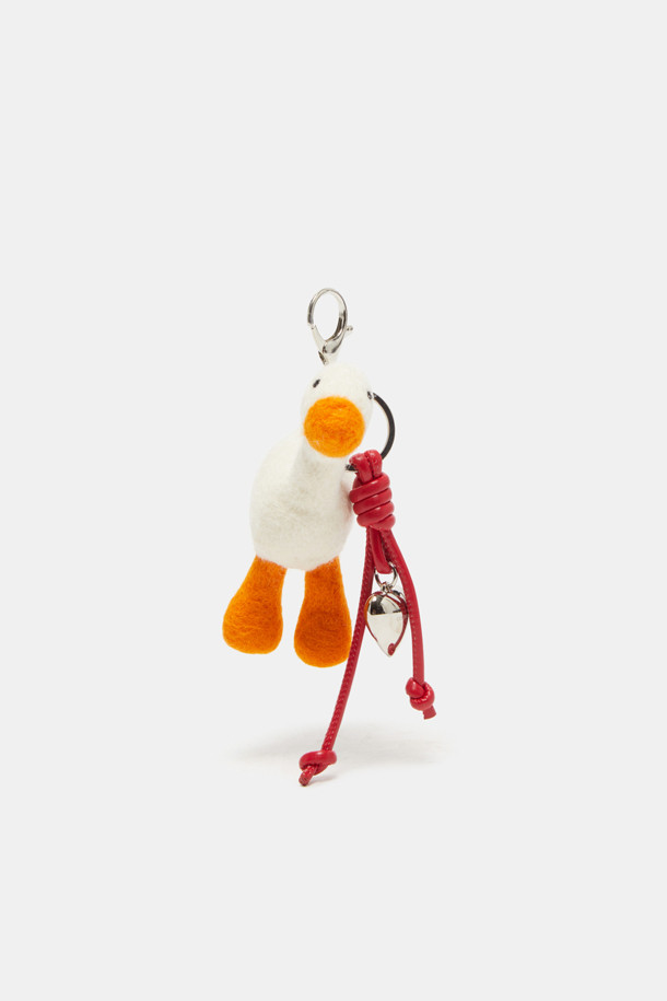 귀여운 강아지 캐릭터 디자인이 돋보이는 콜리 돌 참입니다. 부드러운 플리스 소재로 제작되어 따뜻하고 포근한 느낌을 주며, 화이트, 오렌지, 레드의 세 가지 다채로운 색상으로 만나볼 수 있습니다. 캐주얼하고 미니멀한 스타일로, 산책룩에 포인트를 더하기 좋습니다. 키링 고리가 포함되어 있어 가방이나 소지품에 간편하게 걸어 장식할 수 있으며, 앙증맞은 태슬 디테일이 사랑스러움을 더합니다. 일상 속에서 나만의 개성을 표현해보세요.
