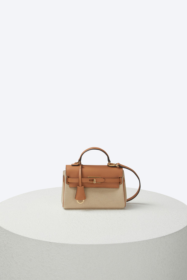 스테파니 클래식 미니어처 18은 여성용 토트백으로, 아이보리 색상의 소가죽과 캔버스 소재로 제작되었습니다. 미니멀한 사이즈에 무지 패턴, 골드/실버 하드웨어 장식이 돋보이며, 내부 통수납과 2개의 내부 포켓, 뒷판 오픈 포켓 1개로 실용성을 더했습니다. 조절 가능한 숄더 스트랩으로 다양한 스타일 연출이 가능하며, 휴대폰 수납에 용이합니다. 데이트룩, 모임룩, 일상에서 캐주얼하면서도 클래식한 스타일을 완성할 수 있습니다.
