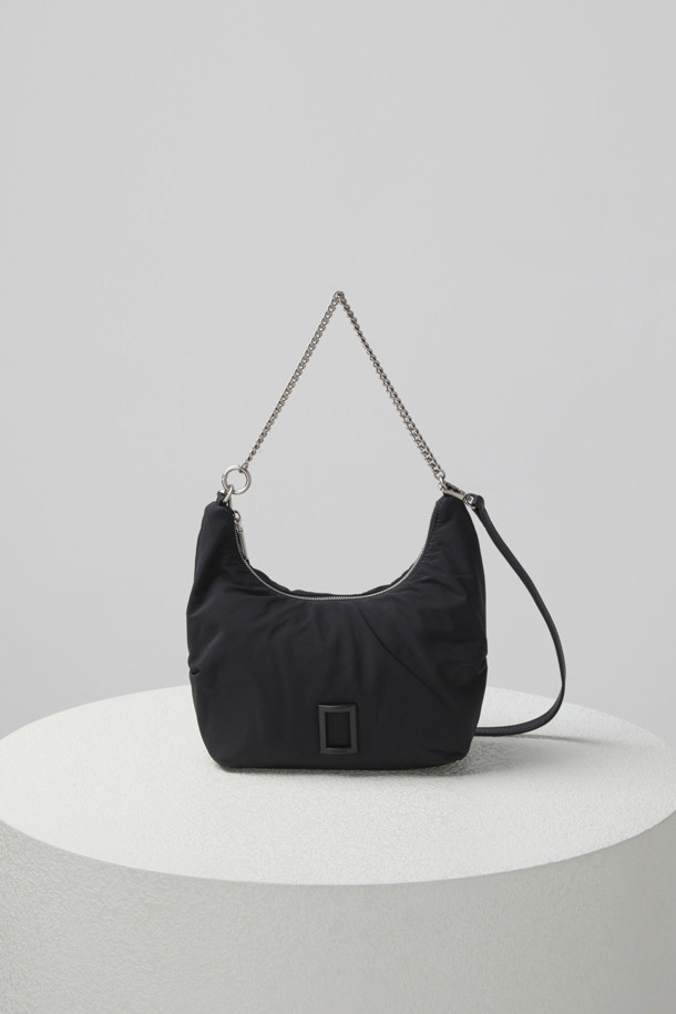 플러피 팝(Fluffy pop) 크로스 20은 여성용 크로스백으로, 미디엄 사이즈의 블랙 나일론 소재 무지 가방입니다. 반원 모양에 체인 장식이 더해져 미니멀, 클래식, 시크한 스타일을 연출합니다. 생활 방수 기능과 탈부착 가능한 스트랩으로 실용성을 높였으며, 자연스러운 주름 라인이 특징입니다. 내부에는 지퍼 포켓 1개와 일반 포켓 1개가 있어 수납이 용이하며, 브라스 소재 하드웨어가 고급스러움을 더합니다. 출근룩, 모임룩, 데이트룩 등 다양한 TPO에 활용 가능합니다.
