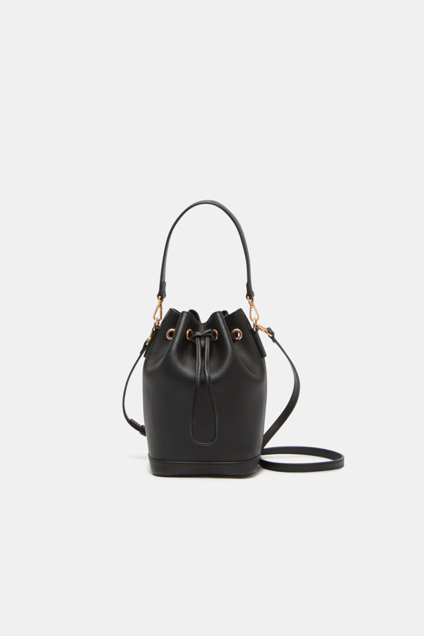 멜리아 크로스 15는 여성 고객을 위한 미디엄 사이즈의 버킷백입니다. 소가죽 소재에 격자무늬 패턴과 골드 도금 장식이 더해져 클래식, 미니멀, 시크한 스타일을 연출합니다. 탈부착 가능한 스트랩으로 숄더, 크로스, 핸들 스트랩 등 3가지 방식으로 활용 가능하며 내부 수납 포켓이 있어 실용적입니다. 데이트룩, 출근룩, 모임룩 등 다양한 TPO에 매치하여 세련된 스타일을 완성해 보세요. 무라벨 디자인으로 심플함을 더했습니다.
