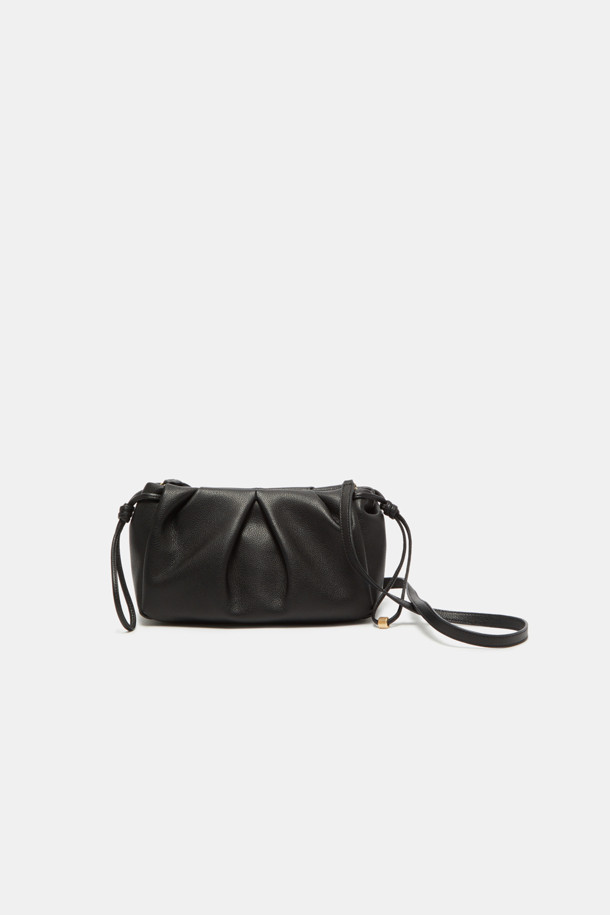 비아 크로스 25는 페미닌한 플리츠 바디와 스크류 디테일이 돋보이는 여성용 크로스백입니다. 부드러운 소가죽 소재와 미디엄 사이즈로 제작되어 데이트룩과 모임룩에 적합하며, 클래식, 미니멀, 걸리시 스타일을 모두 아우릅니다. 탈부착 가능한 스트랩으로 클러치백으로도 활용 가능하며, 내부에는 2개의 오픈 포켓이 있어 실용적입니다. 자연스러운 볼륨감을 살린 원통형 디자인과 골드 컬러 마감 브라스 하드웨어, 지퍼형 잠금 방식으로 고급스러움을 더했습니다.
