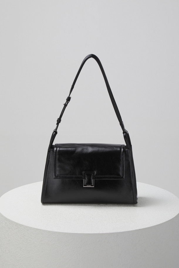 트위기(Twiggy) 숄더 31은 여성스러운 무드를 연출하는 미디엄 사이즈의 숄더백입니다. 부드러운 소가죽 소재에 은은한 광택감과 크링클 엠보 가공으로 고급스러운 질감을 더했습니다. 블랙과 브라운 두 가지 색상으로 출시되었으며, 로프와 버클 디자인 장식이 돋보입니다. 숄더백과 크로스백 두 가지 스타일로 연출 가능하며, 내부 지퍼 포켓, 내부 및 외부 포켓으로 실용성을 높였습니다. 데이트룩, 출근룩, 모임룩 등 다양한 TPO에 클래식, 미니멀, 캐주얼 스타일로 활용하기 좋습니다.
