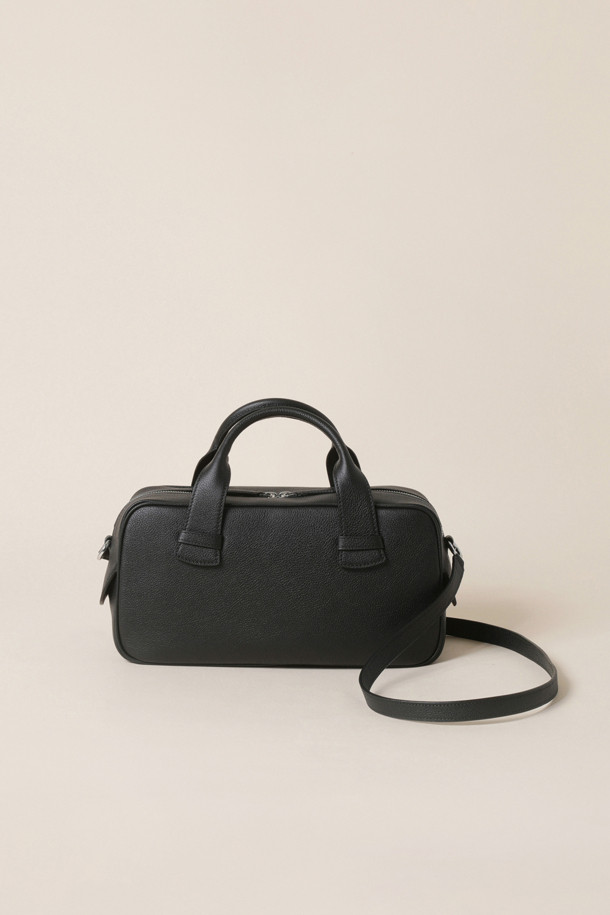 보아뜨(Boite) 토트 31은 미니멀하고 베이직한 스타일의 여성용 토트백입니다. 합성가죽 소재에 사각형 모양으로, 출근룩과 오피스룩에 잘 어울리는 디자인입니다. 무지 패턴의 블랙 컬러로, 다양한 스타일에 매치하기 용이합니다. 손잡이와 숄더 스트랩이 있어 토트백 또는 숄더백으로 활용 가능하며, 지퍼형 잠금 방식으로 소지품을 안전하게 보관할 수 있습니다. 미디엄 사이즈로, 일상생활에서 유용하게 사용할 수 있습니다.
