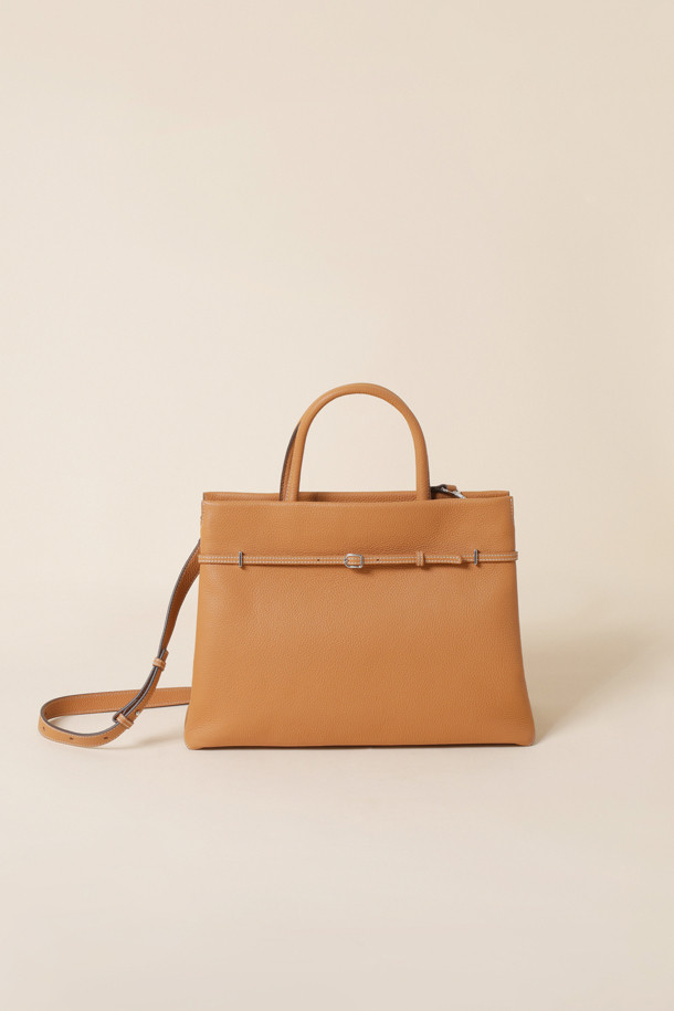 세련된 Adele 토트 36은 브라운과 카멜 두 가지 색상으로 출시된 여성용 토트백입니다. 가죽 소재로 제작되어 고급스러운 느낌을 주며, 미디엄 사이즈로 실용성을 더했습니다. 사각형 디자인에 지퍼형 잠금 방식으로 소지품을 안전하게 보관할 수 있습니다. 숄더 스트랩이 있어 숄더백으로도 활용 가능하며, 오피스룩, 비즈니스 캐주얼, 모임룩 등 다양한 TPO에 잘 어울립니다. 클래식, 미니멀, 시크 스타일을 즐겨 입는 여성에게 추천합니다.
