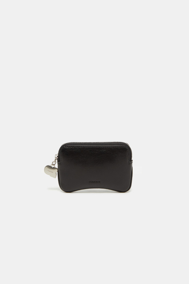 이브르 미니 카드는 크림, 실버 두 가지 컬러로 출시된 소가죽 소재의 미니 카드지갑입니다. 곡선형 디자인에 주름 패턴이 돋보이며, 메달 장식이 포인트를 더합니다. 내부에는 오른쪽 포켓 1개와 메인 수납공간 1개가 있어 키, 동전, 카드 등을 넉넉하게 수납할 수 있습니다. 데이트룩, 카페룩, 쇼핑룩 등 다양한 TPO에 잘 어울리며, 클래식, 미니멀, 시크 스타일을 즐기는 분들께 추천합니다. 이브르 미니 카드는 지갑 또는 가방 참으로 활용 가능하여 실용성을 높였습니다.
