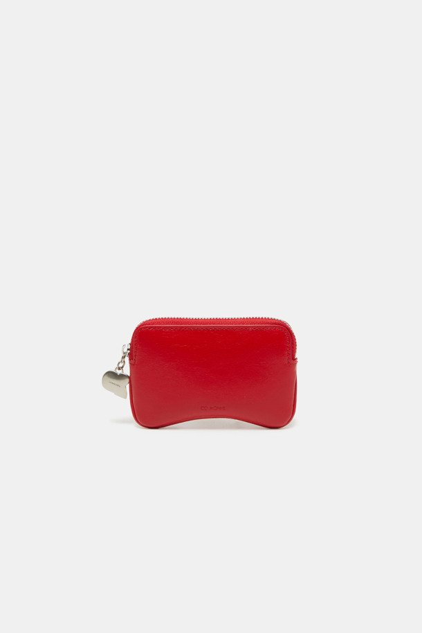 ## Ivresse(이베르스) 미니 카드

Ivresse(이베르스) 미니 카드는 곡선형 실루엣의 미니 사이즈 카드지갑입니다. 부드러운 소가죽 소재에 크림 컬러로 제작되어 클래식하고 시크한 스타일을 연출합니다. 메달 디자인과 실버 하드웨어 장식이 포인트이며, 키, 동전, 카드를 수납할 수 있습니다. 데이트룩, 쇼핑룩, 카페룩 등 다양한 TPO에 활용 가능하며 백참으로도 사용 가능한 실용적인 아이템입니다. 심플한 디자인과 타임리스 시크함을 담아 소장 가치를 높였습니다.
