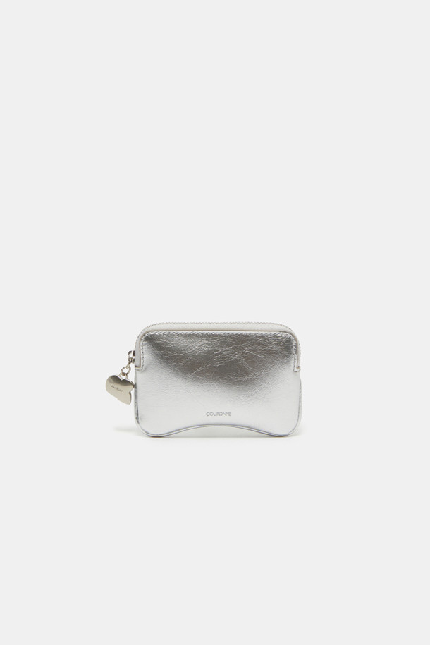 이브레스 미니 카드 지갑은 부드러운 소가죽과 면 소재로 제작되어 고급스러운 촉감을 선사합니다. 크림과 실버 컬러로 출시되었으며, 곡선 실루엣과 메달 장식이 돋보이는 디자인입니다. 미니 사이즈로, 키, 동전, 카드 수납이 가능하며, 지갑 및 가방 참으로도 활용할 수 있습니다. 내부에는 오른쪽 포켓 1개와 메인 수납공간 1개가 마련되어 실용성을 더했습니다. 주름 가죽 텍스처와 실버 컬러 하드웨어의 조화가 클래식, 미니멀, 시크 스타일에 잘 어울립니다. 데이트룩, 카페룩, 쇼핑룩에 매치하여 세련된 룩을 연출해보세요.
