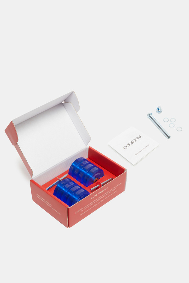 Bagel Color Wheel Set (Navy)는 에폭시 소재의 베이글 캐리어 전용 휠 세트입니다. 네이비 컬러의 휠 8개, 렌치 2개, 볼트 및 베어링, 휠 체인지 매뉴얼로 구성되어 있으며, 지름 5.5 사이즈입니다. 취향에 따라 10가지 컬러 중 선택하여 교체 가능하며, 신세계백화점 강남점, 센텀시티점, 롯데백화점 전주점, 스타필드 수원 등 오프라인 매장에서 휠 교체 서비스 및 온라인 수선 신청이 가능합니다.
