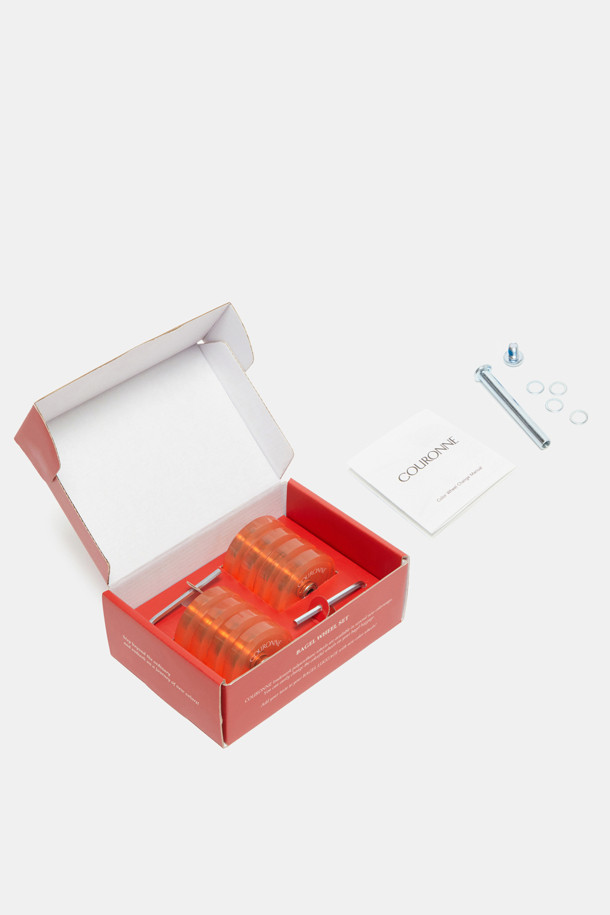 Bagel Color Wheel Set (Orange)는 5.5cm 사이즈의 캐리어 휠 커스터마이징을 위한 제품입니다. 오렌지 색상의 Fleur 휠 디자인으로 제작되었으며, 8개의 컬러휠, 2개의 렌치, 볼트 및 베어링, 휠 교체 매뉴얼로 구성되어 있습니다. 10가지 컬러 옵션 중 하나이며, 교체 시 동봉된 새 볼트를 사용하는 것을 권장합니다.
