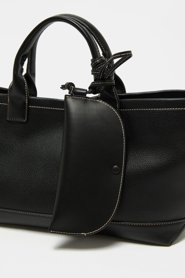 쎄느 선글라스 파우치는 미니멀하고 클래식한 스타일을 추구하는 여성을 위한 선글라스 보관용 파우치입니다. 라미네이티드 레더 소재로 제작되어 생활 방수, 방습 기능을 갖춰 선글라스를 안전하게 보호합니다. 스크래치를 방지하며 내부 수납공간을 통해 선글라스를 편리하게 보관할 수 있으며, 관리가 용이합니다. 단독 파우치로 사용하거나 가방에 부착하여 활용할 수 있으며, 천연 가죽 대비 내구성이 우수합니다.
