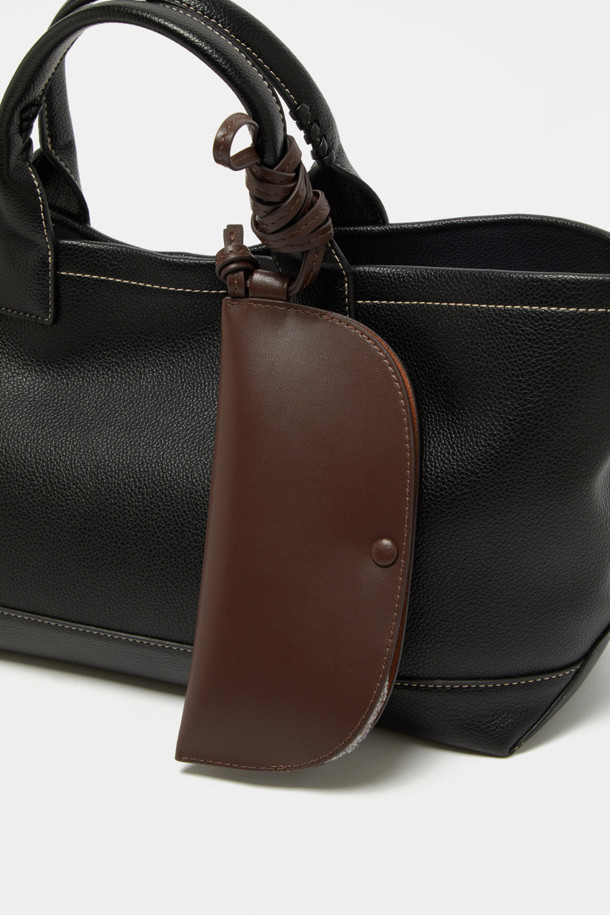 Seine(세느) 선글라스 파우치입니다. 미니멀하고 클래식한 스타일의 여성용 파우치로, 천연 가죽 소재를 사용하여 고급스러움을 더했습니다. 스크래치 방지, 내구성 강화, 관리 용이성을 위해 필름 코팅 처리가 되었으며, 광택감이 은은하게 감돕니다. 사각 디자인에 스냅 잠금 방식으로 제작되었으며, 참 부착이 가능하고 내부 수납공간이 있어 실용적입니다. 일상생활에서 선글라스를 안전하게 보호하고 스타일리시하게 휴대할 수 있습니다.
