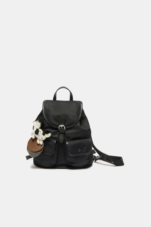 듀 미러 참은 매트 실버 컬러의 미니멀한 디자인이 돋보이는 미러참입니다. 합성가죽 소재로 제작되어 가볍고 여름철에도 쾌적하게 착용할 수 있습니다. 가방에 부착하여 간편하게 휴대할 수 있으며, 독립형 손거울 기능으로 언제 어디서든 편리하게 사용할 수 있습니다. 방수 및 오염 방지 기능으로 우천 시에도 관리가 용이하며, 캐주얼, 시크 스타일의 다양한 룩에 포인트 아이템으로 활용하기 좋습니다. 동네 마실룩, 쇼핑룩, 카페룩 등 TPO에 구애받지 않고 폭넓게 매치할 수 있습니다.
